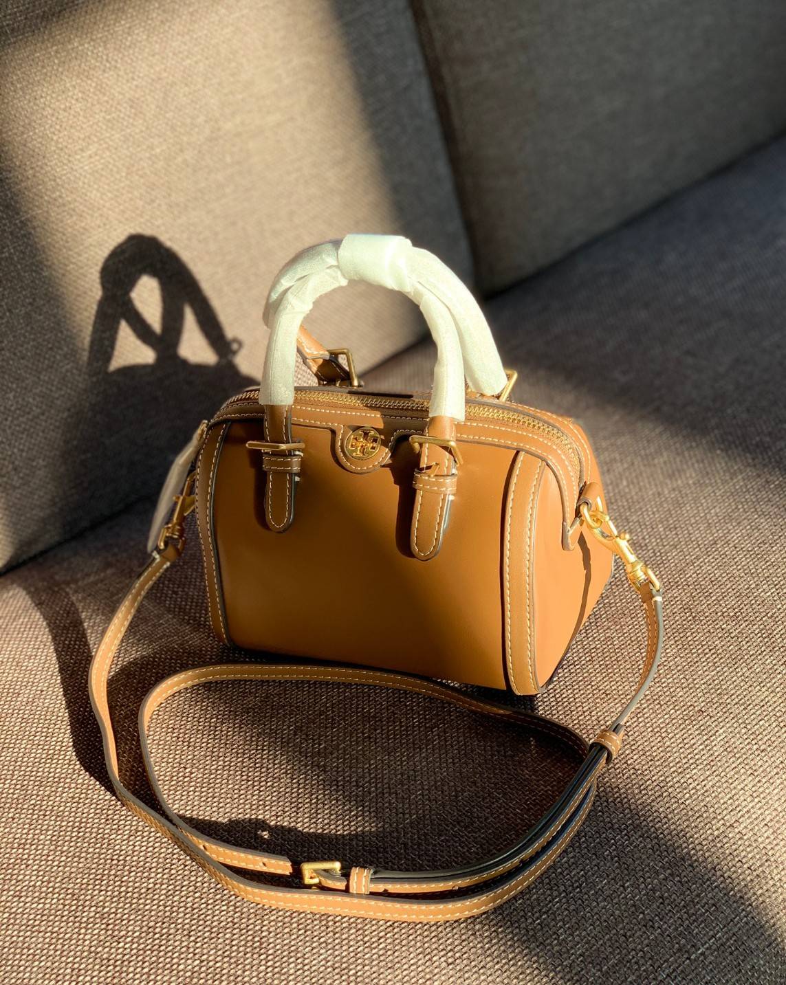 TORY BURCH T Monogram Color-block Barrel Duffle พร้อมส่งที่ไทย สวยก่อนใคร มี2ขนาด ไม่มีคือพลาดจร้าา😘 ✔️กระเป๋าทรงหมอน วัสดุหนังแท้ชั้นดีที่สุด หนังเรียบนิ่มสวย ✔️เปิดปิดกระเป๋าด้วยซิปคู่แบบมีหนังห้อย ภายในกว้างมากสำหรับไซด์นี้ หายห่ว