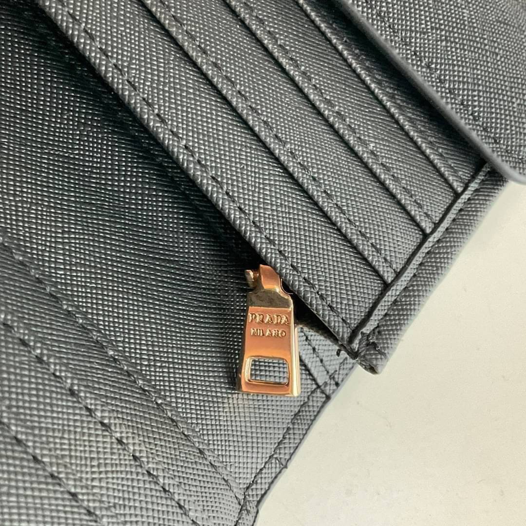 PRADA LONG WALLET Best Seller กระเป๋าสตางค์รับทรัพย์ ทรงหรู ลายหนัง SAFFIANO มีช่องใส่บัตร ถึง 12 ช่อง และช่องซิปใส่ของจุกจิกได้ น้ำหนักเบา จับถนัดมือ ขนาดกำลังดี