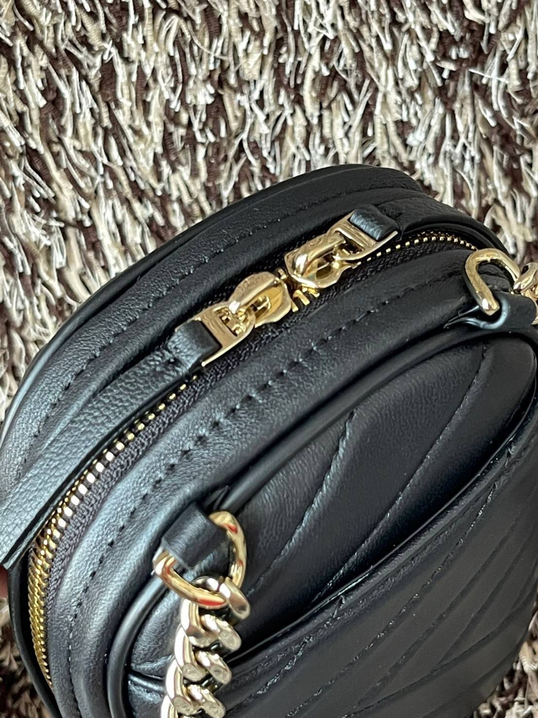 Tory burch kira chevron n/s crossbody bag กระเป๋าสำหรับใส่มือถือหรือของจุกจิกต่างๆ ได้กลายมาเป็นแฟชั่นสุดร้อนแรงแห่งปี คอลเลคชั่นนี้ออกมาเพื่อเอาใจสาวๆโดยเฉพาะ สีสันสุภาพเพื่อให้แมทช์กับสีสันของเสื้อผ้า ได้ง่าย ภายในยังสามารถแบ่งสันปันส่วนไว้สำหรับใส่บัตร
