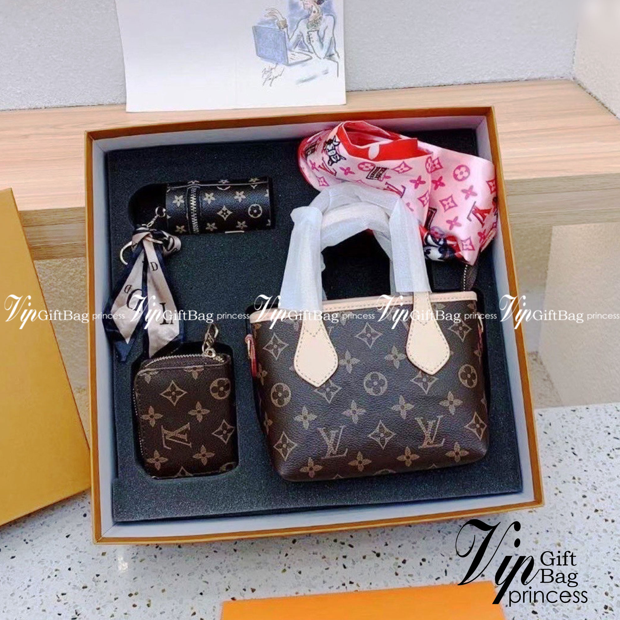 Set 3 ชิ้น LV Mini Tote Bag New in!! กับ box set ชวนสะสม ที่จับเอารุ่นยอดฮิต มามิกซ์รวมกับไอเท็มสุดคุ้มของมันต้องมี!! จัดเรียงให้อยู่ในกล่องสุดหรู ไม่ว่าจะตัวกระเป๋า กระเป๋าสตางค์ กระเป๋าจิ๋ว ใบไหนๆก็นำมาใช้งานได้จริง คุ้มค่ามากๆ แถมฟรี! ริบบิ้นลายลิมิเต็