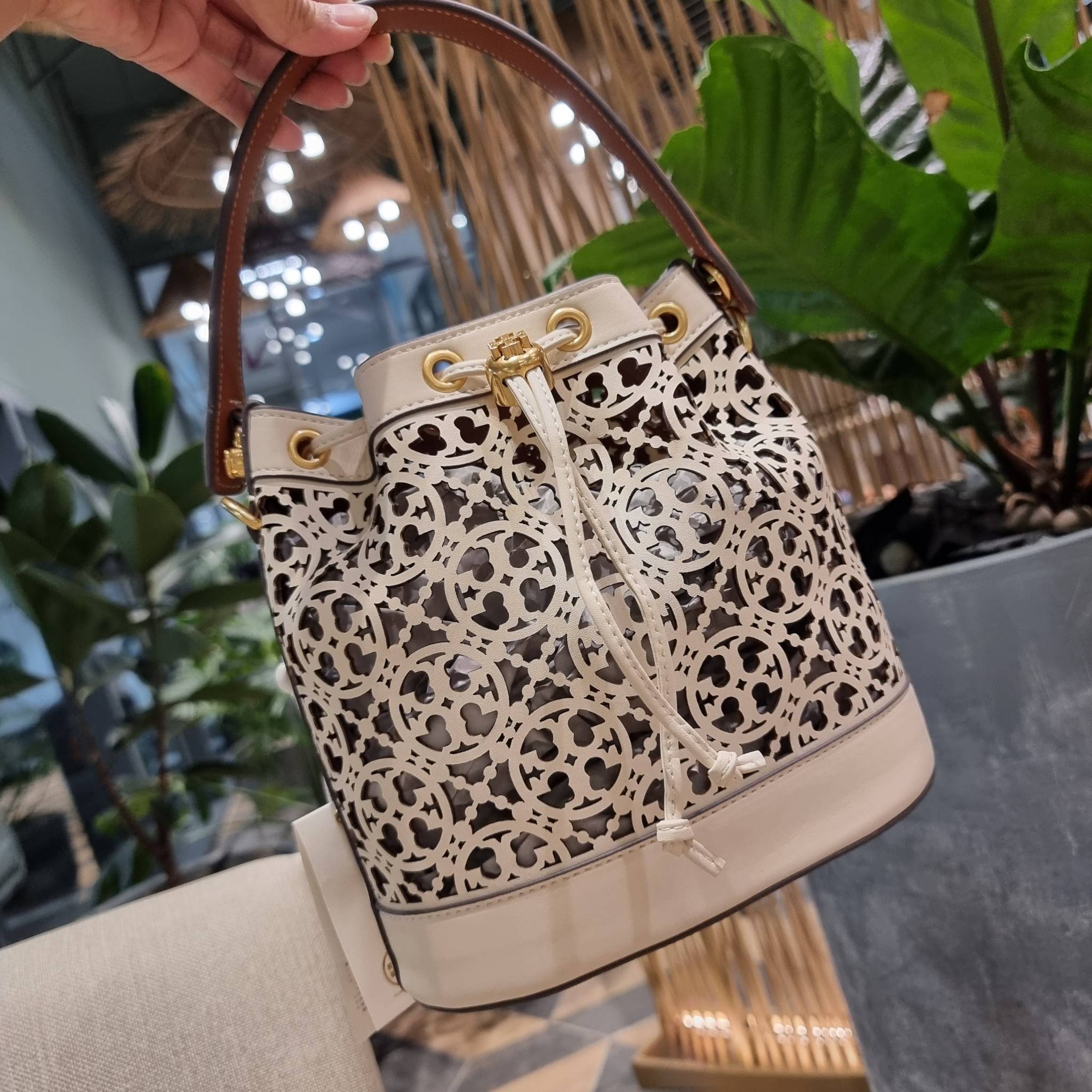 TORY BURCH T MONOGRAM LASER-CUT BUCKET BAG ใจบางที่สุดกับคอลเลคชั่นนี้ กับกระเป๋าสะพายทรงบัคเก็ต รุ่นชูโรงสุดฮิต ที่เพิ่มดีเทลความแพงด้วยการฉลุลวดลายโมโนแกรมรอบใบ ถักทอเป็นเส้นลายสานที่สวยงามมาก งานฝีมือจริงๆ วัสดุหนัง cowhide รูดเปิด-ปิดด้วยเส้นหนัง มาพร