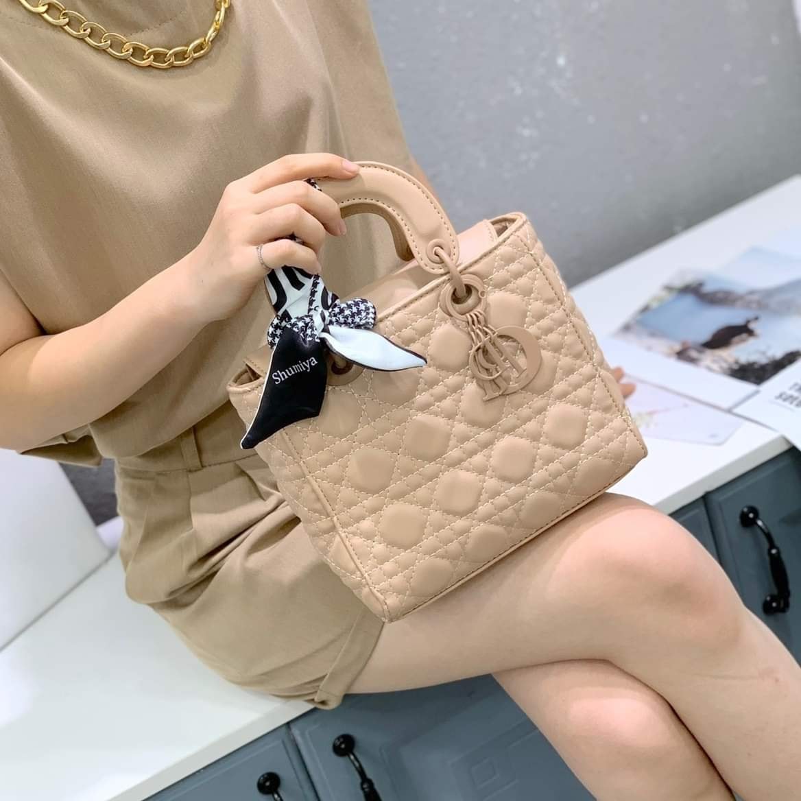 Dior Medium Lady Dior Bag 25cm กระเป๋าสะพายทรงโท้ท ที่สุดของความเรียบหรูดูแพง น้อยแต่มากที่แท้ทรู ดีไซน์เรียบง่าย แต่แฝงไปด้วยความหรูหรา ทรงกล่องคลาสสิค โดดเด่นด้วยพวงกุญแจอะไหล่โทนสีเดียวกับกระเป๋า เป็นเอกลักษณ์ด้วยลายเส้นซ้อนทับสวยงาม
