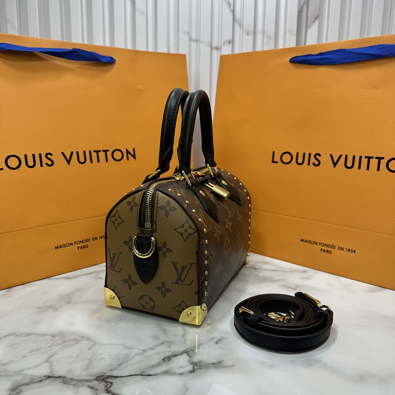 LV Petite Malle Souple Bag / LV Speedy Monogram Bag กระเป๋าสะพายทรงสปีดี้คลาสสิค สวยหรูจากดีเทลเก็บมุมด้วยหมุด เกรดออริ เทียบแท้ 1:1 ใช้งานต่างประเทศได้