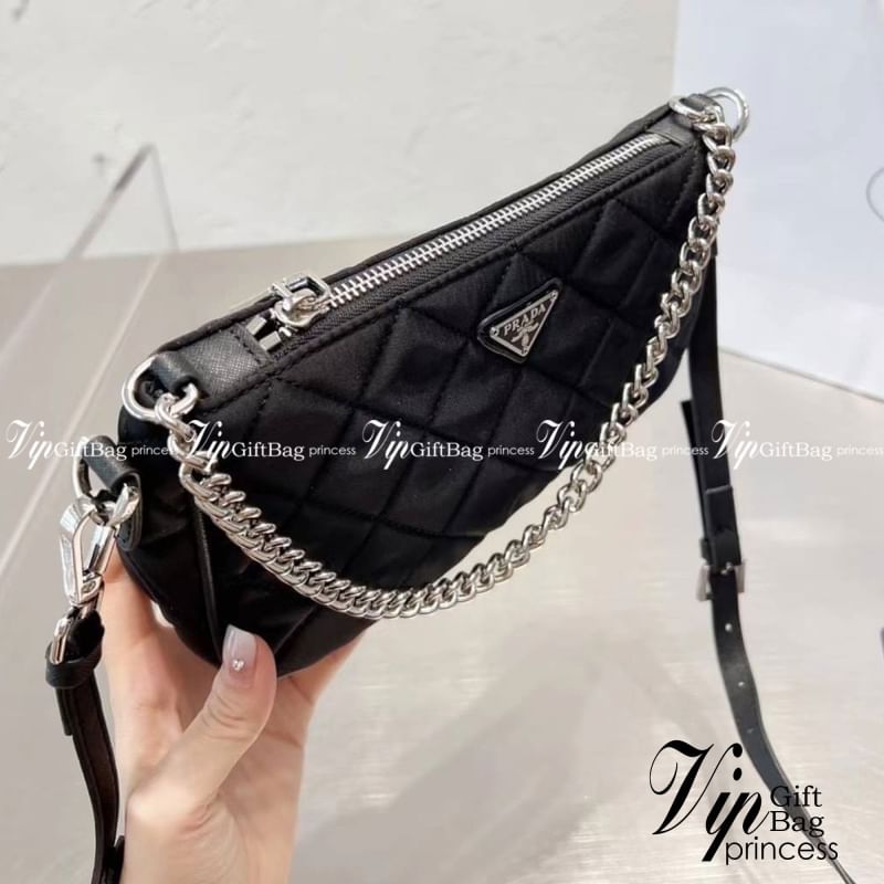 PRADA Tessuto Nylon Quilted Convertible Top Handle Sling Bag / PRADA Nylon Shoulder Bag กระเป๋าสะพายรุ่น Every Day Look ได้เลยค่ะ รุ่นแนะนำ วัสดุเป็น Nylon เนื้อดี บุเดินเส้นลายตารางดีไซน์ยอดนิยม ขนาดกำลังดี น้ำหนักเบา ด้านหน้าประดับโลโก้แบรนด์อะไหล่เงินส