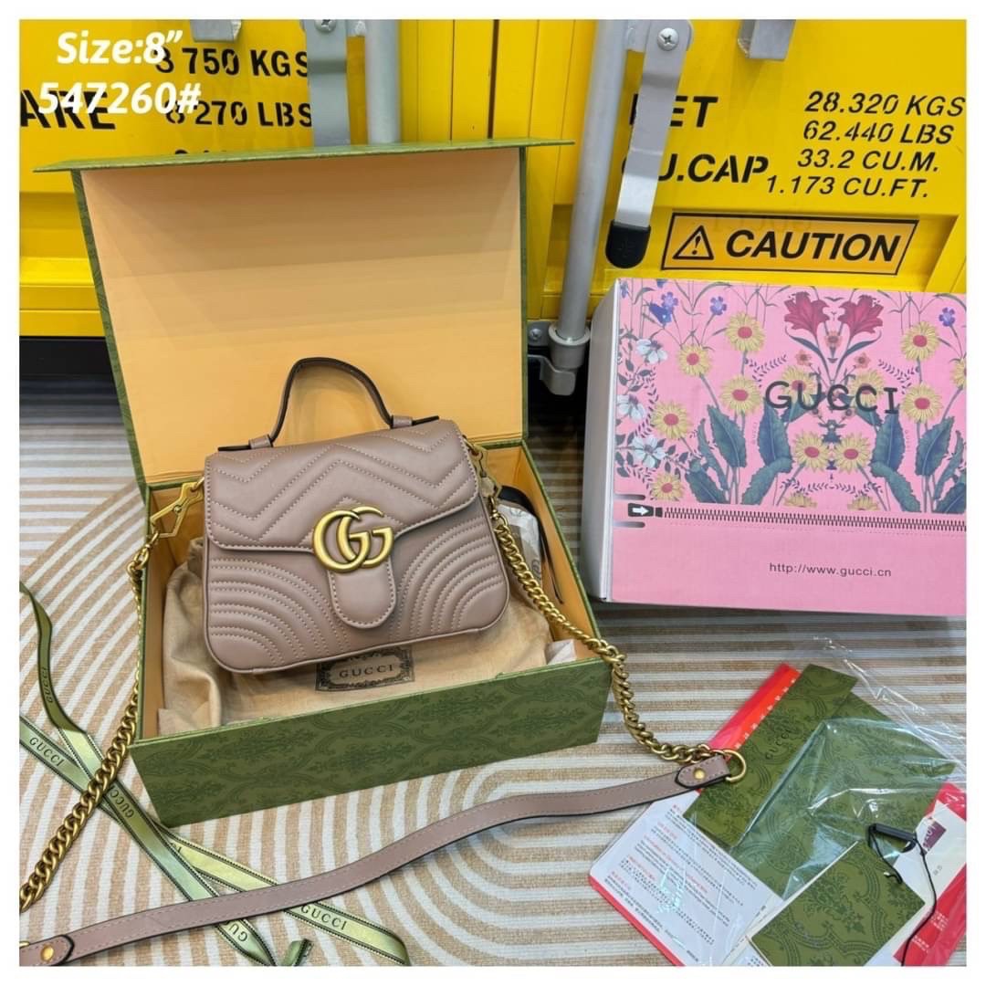 GUCCI GG Marmont mini top handle bag กระเป๋าสะพายข้างรุ่นคลาสสิค ดีไซน์ใหม่พร้อมหูจับในตัว ใช้งานง่าย สายสะพายยาวถอดได้ ถือออกงานก็ปัง สะพายเป็น Every Look ก็เลิศมาก สวยหรูดูแพง อัพลุคได้สบายๆ