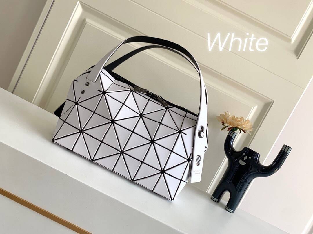 BaoBao Issey Miyake Small Boston Bag กระเป๋าบอสตันที่มีดีไซน์สปอร์ต มีช่องซิปที่ทำให้หยิบสิ่งของออกมาได้ง่ายแล้ว แบบกว้างที่ด้านล่างของกระเป๋ายังให้ความจุที่ยอดเยี่ยม