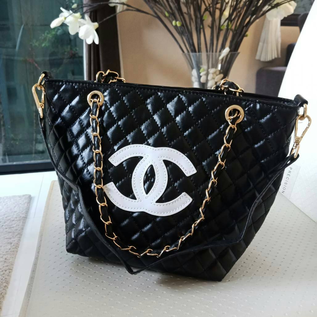 Must Have! Chanel Tote & Shopping Bag กระเป๋าสะพายทรง Shopping Bag พรีเมี่ยมกิ้ฟ Limited Edition ของแท้ 100% นำเข้าจาก Chanel Perfume Counter ใบใหญ่วัสดุหนัง PU ประดับโลโก้ CC สุดคลาสสิค ซับใน Polyester 100% เปิดปิดด้วยกระดุมแม่เหล็ก จุสุดๆ สามารถใส่เอกสา