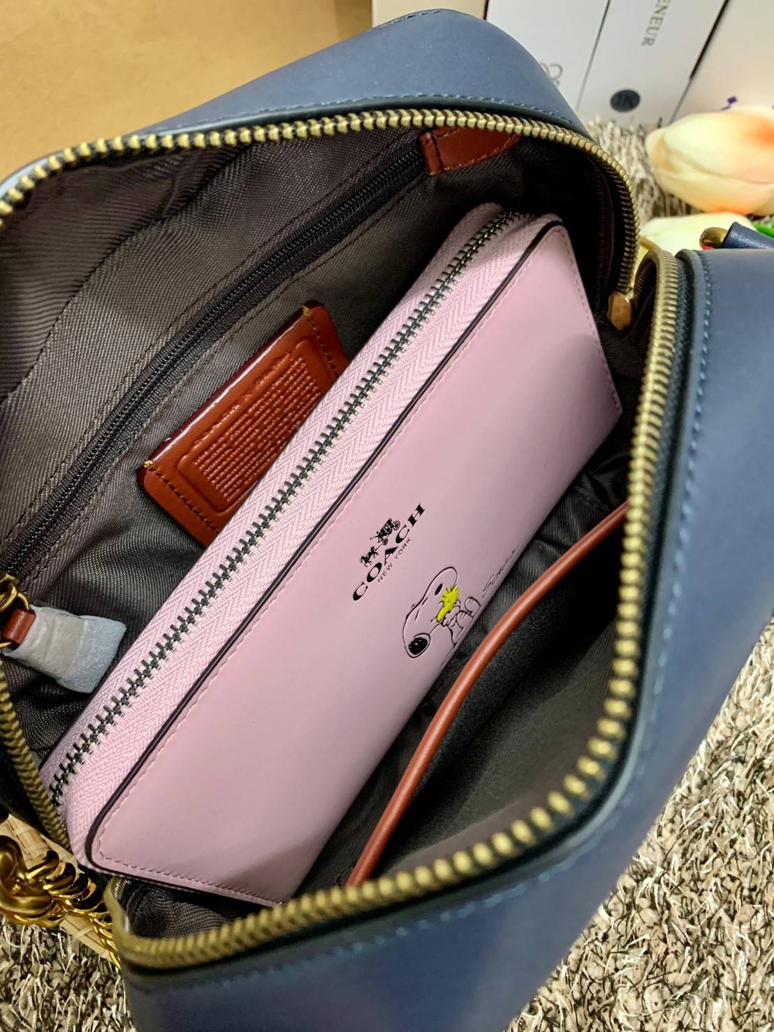 สินค้าขายดี พร้อมสีใหม่ 3สี ในไทยยังไม่มีค่ะ !! COACH SIGNATURE CROSSBODY BOX BAG ((F31208)) กระเป๋าสะพายวัสดุหนังแท้ จาก coach factory outlet หนังนิ่ม ทรงสวย ตัวกระเป๋าลายแบรนด์ ตัดขอบหนังเรียบได้สวยงามค่ะ ด้านหน้า-หลัง มีช่องสำหรับใส่ของ เปิดปิดกระเป๋าแ