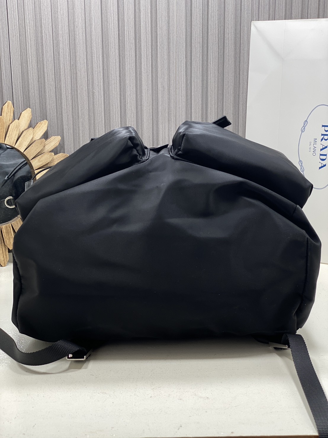 ORI หนังแท้ | Prada Re-Nylon and leather backpack กระเป๋าสะพายหลัง เป้ผ้าไนลอนรูปทรงเรขาคณิตเรียบหรู สถาปัตยกรรมและเส้นสาย ผสมผสานรูปทรงและวัสดุที่ตัดกันอย่างลงตัว