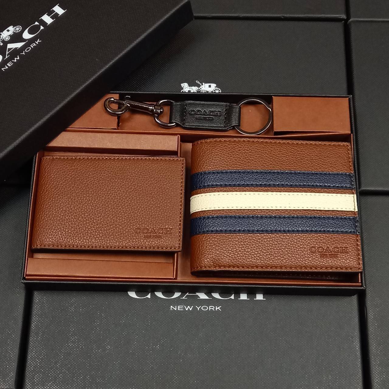 COACH 3-IN-1 WALLET WITH VARSITY STRIPE WITH KEY FOB LIMITED BOX (COACH F24649)🍁กระเป๋าสตางค์ มี ID ใบลูก สำหรับใส่บัตรแยก มีพวงกุญแจ ใช้แล้วดูหล่อสุดๆ🔸️**จะใช้เอง หรือเป็นของขวัญให้คนสำคัญ ก็ตอบโจทย์มากๆ **รับประกันว่า หยิบใช้แบบวางไม่ลงก