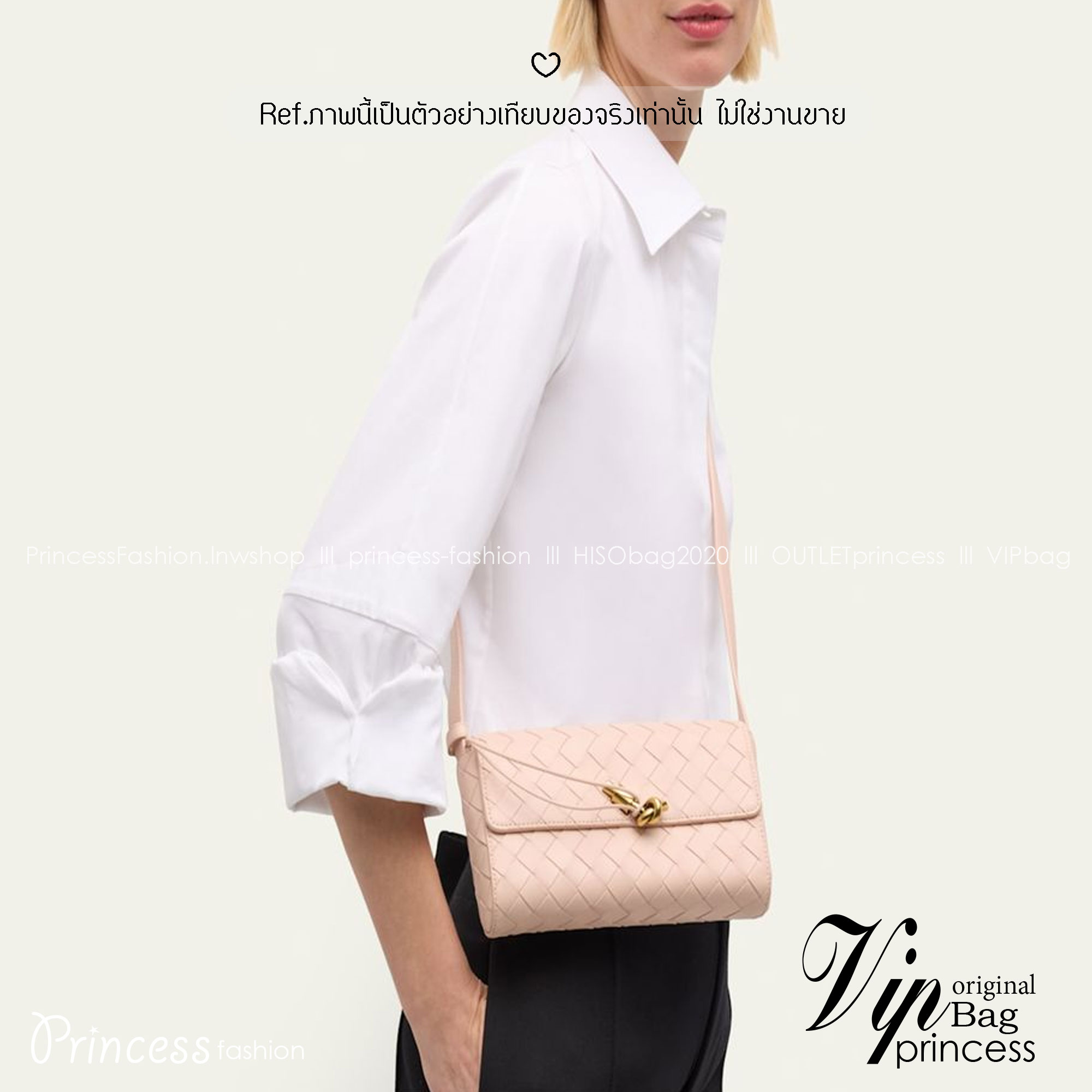 Bottega Veneta Andiamo Shoulder Bag กระเป๋าสะพายสุดชิค ถือเป็นคลัชหรือสะพายได้ ดีไซน์หนังสานตารางสวยโดดเด่นเป็นเอกลักษณ์ที่คงความเรียบหรูดูแพงไว้อย่างลงตัว