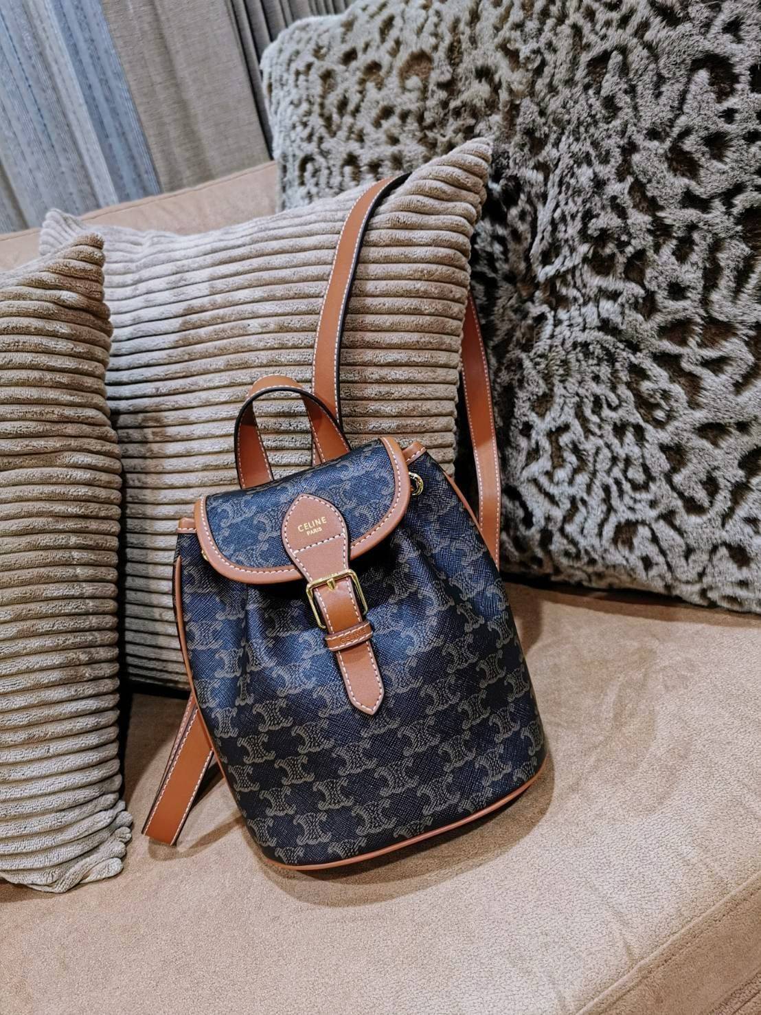 VIP 】CELINE MINI RUCKSACK VIP GIFT WITH PURCHASE (GWP) พรีเมี่ยมกิ๊ฟ Limited Edition จาก CELINE HAUTE PARFUME DUTYFREE COUNTER วัสดุ COATED CANVAS หนังสวยหรูอยู่ทรงกันน้ำเปิดปิดด้วยฝาปิด Belt มีโลโก้แบรนด์และสายรัด Drawstring ภายในโล่งสามารถใส่กระเป๋าสตาง