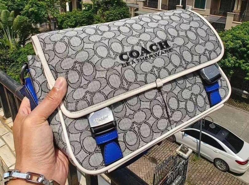 Coach C9158 League Messenger Bag Crossbody Sling Bag ใหม่ล่าสุด คอลที่หนุ่มๆก็ต้องใจละลายไม่แพ้สาวๆ กับกระเป๋าสะพายทรงแมสเซนเจอร์ ดีไซน์ทรงคลาสสิคใช้งานง่าย ดีเทลน้อยแต่มาก!! ดูดีดูแพงเกินเบอร์ไปเลย ภายในเป็นช่องโล่ง มีช่องแยก แบ่งสัดส่วนได้ดีมากๆ มาพร้อม