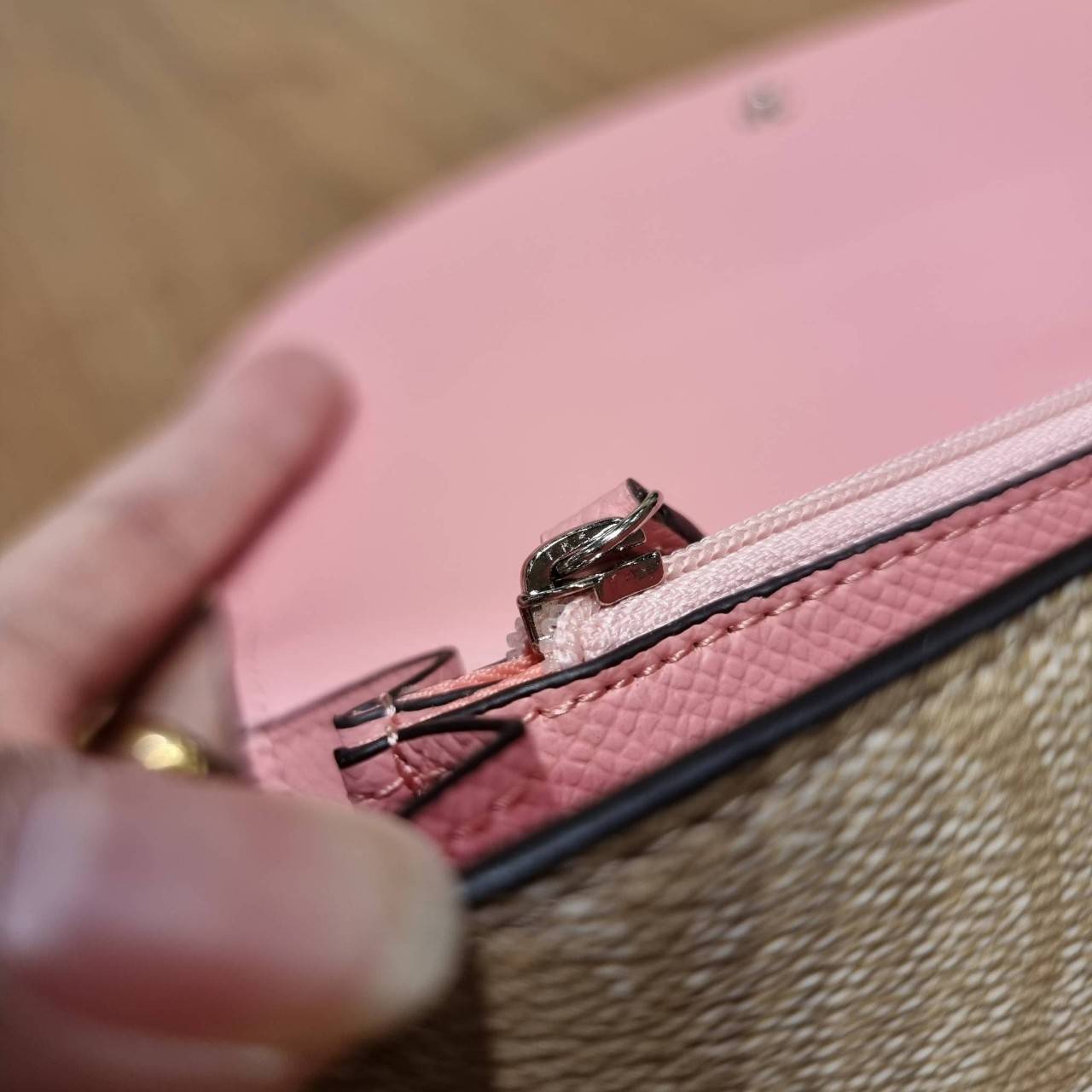 COACH F52601 POP SLIM ENVELOPE WALLET IN SIGNATURE รุ่นขายดี ขายหมด!! รุ่นหายาก!! เติมสต็อคจ้า!! กระเป๋าสตางค์รุ่นฝาพับ ดีไซน์เรียบหรู คลาสสิค ใช้งานง่ายและสะดวกมากๆ ด้วยซองซิปที่เสียบด้านหลัง ถอดแยกออกมาใช้ได้ หรือเอาออก พกกระเป๋าเดี่ยวๆก็ได้ ถือใบนี้ดูไ