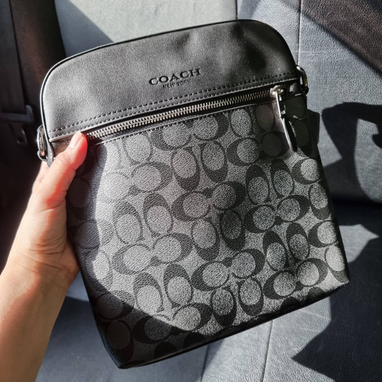 COACH F73336 HOUSTON FLIGHT BAG IN SIGNATURE CANVAS รุ่นนี้หนุ่มๆเค้ารู้กัน!! ขายดีตลอดกาล!! คลาสสิคไม่มีใครเกิน!! กระเป๋าสะพายข้างทรงแมสเซ็นเจอร์ยอดฮิต ทรงสวย ดูดี วัสดุหนังแคนวาสเคลือบลายสลับหนังแท้ เปิด-ปิดด้วยซิป ด้านหน้าและหลังสามารถใส่ของได้ ภายในแบ