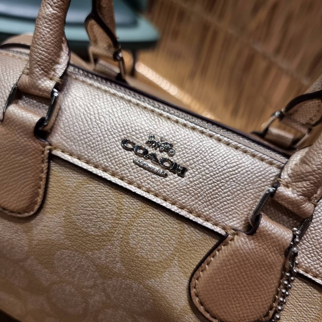 COACH F32203 MINI BENNETT SATCHEL IN SIGNATURE CANVAS กลับมาอีกครั้ง!! กับกระเป๋าทรงหมอนยอดฮิต 🥳 มีกี่สีก็ขายหมด วัสดุหนังแคนวาสเคลือบลาย ทรงสวยใช้งานได้ทุกโอกาส ภายในโล่งกว้างใส่ของได้เยอะ มีหูจับในตัว และสายสะพาย crossbody ปรับได้ตามตัว ใบนี้ไม่