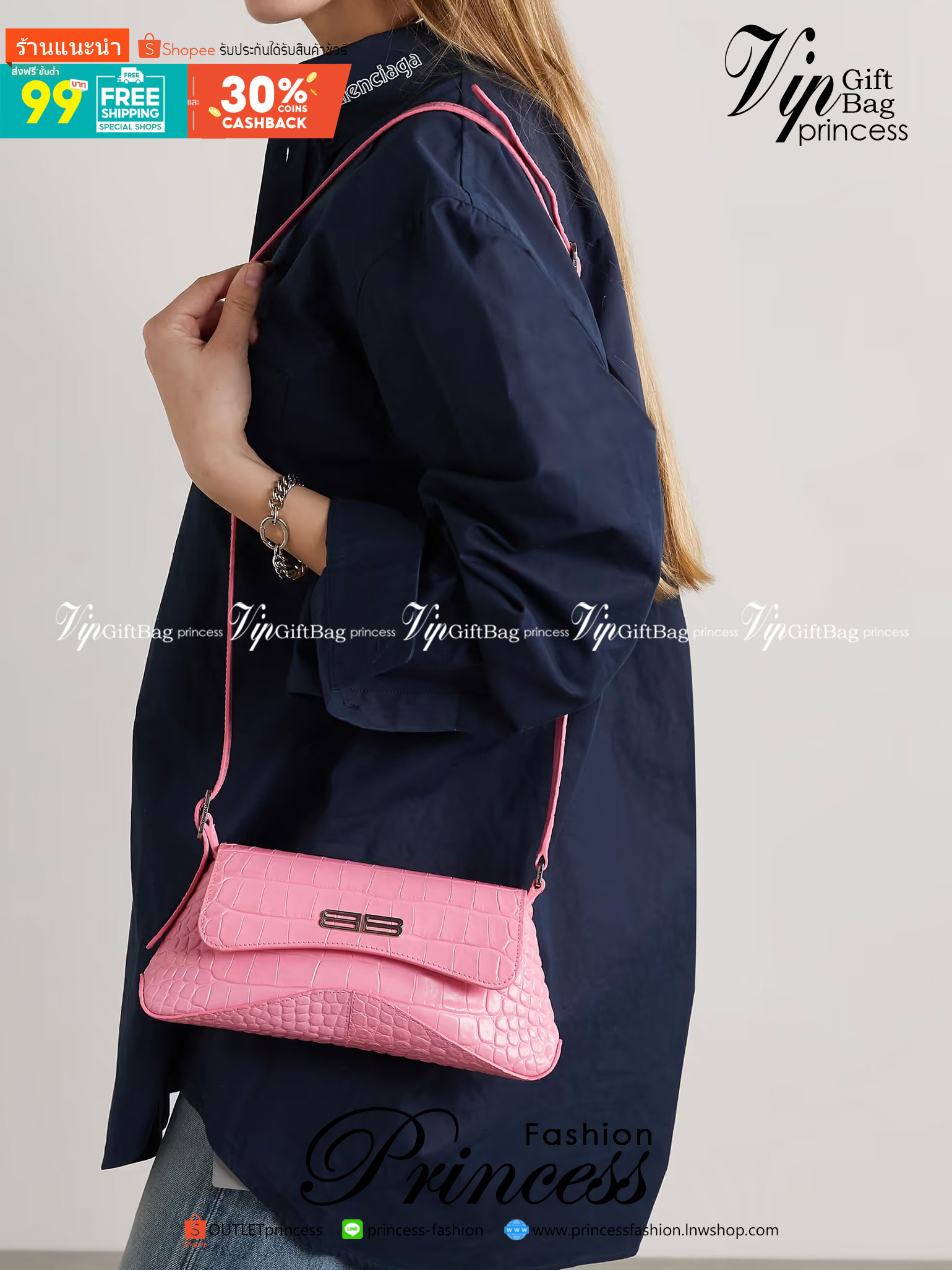 BALENCIAGA XX Small Flap leather shoulder bag กระเป๋าสะพายดีไซน์สวยเลิศ!! ไม่ซ้ำ เอกลักษณ์ที่โดดเด่นด้วยรูปทรง และขนาดที่กำลังเหมาะใช้งาน พร้อมดีไปหมด!! เปิด-ปิดด้วยกระดุมแม่เหล็ก ภายในกระเป๋าเป็นช่องโล่ง ใส่ของสำคัญจุกจิกพอได้ พกพาได้แบบไม่ต้องเยอะ สายสะ