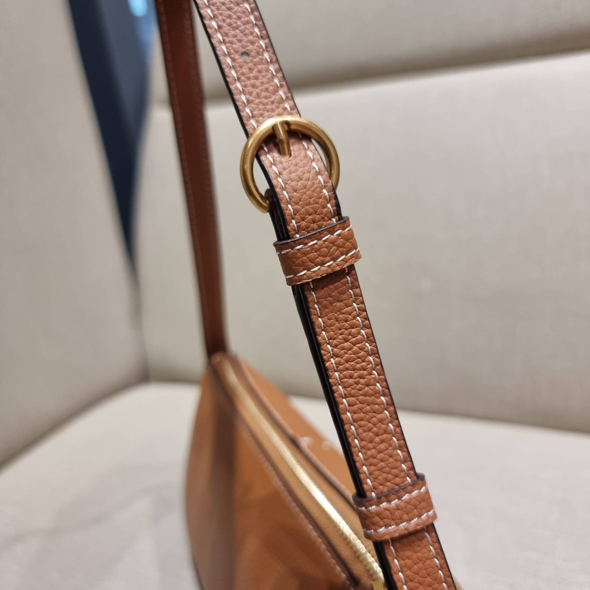 TORY BURCH MCGRAW WEDGE กระเป๋าสะพายไหล่ ทรงสวยไม่ซ้ำ ไม่เกร่อ!! สะดวกใช้งาน ดีไซน์เรียบแต่แฝงความหรู และคลาสสิคในตัว วัสดุหนังลูกวัว สัมผัสดี สวยคม เปิด-ปิดด้วยซิป ภายในเป็นช่องโล่ง มีช่องย่อยเก็บบัตร มาพร้อมสายสะพายในตัว ปรับได้อีกเล็กน้อย ไอเท็มนี้เหมา