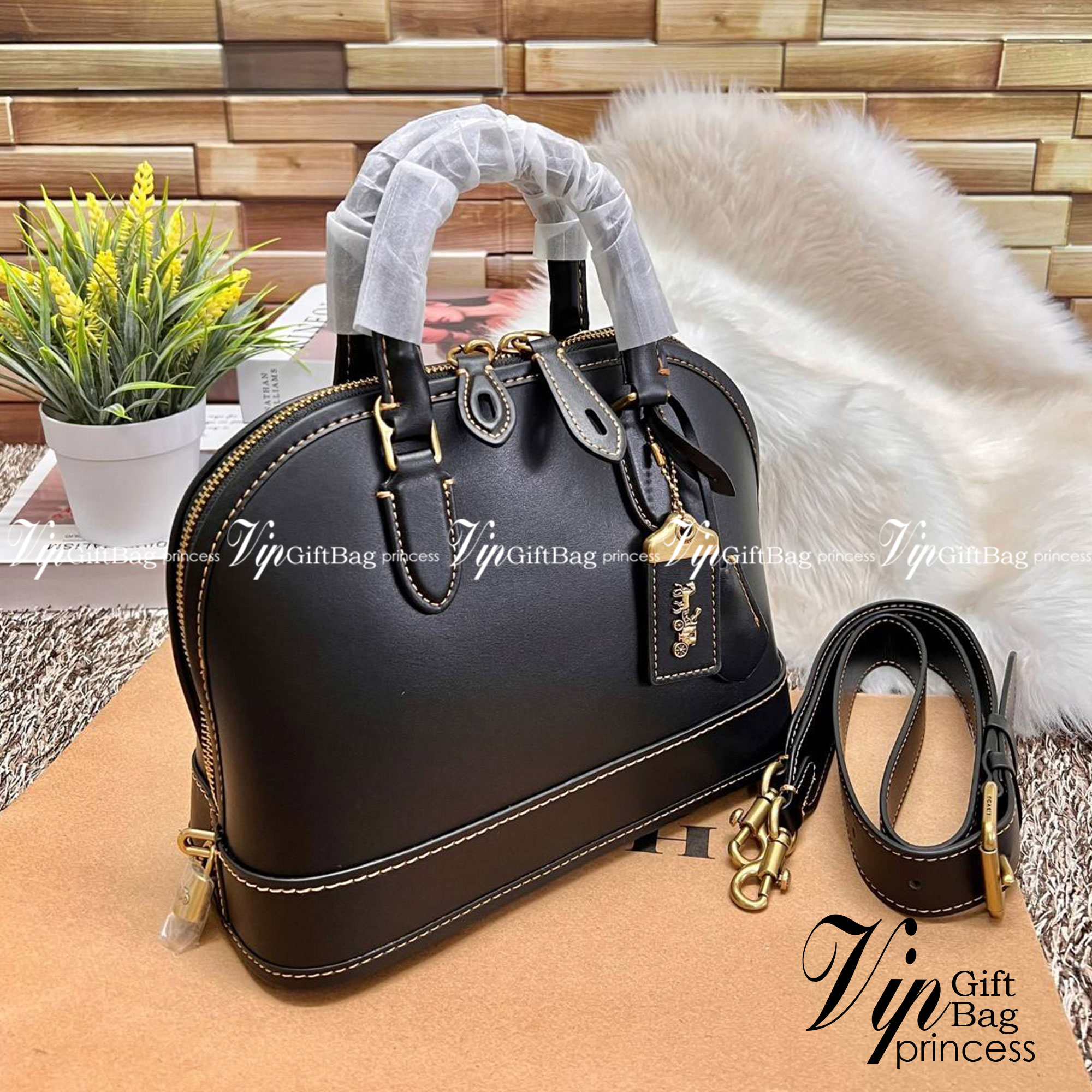 COACH REVEL BAG ((CC411)) ยังไม่เข้าไทย มีมาให้ตับจองก่อนใครที่นี่! พร้อมส่ง รุ่นใหม่ล่าสุด! สวยและดูดี ต้องยกให้รุ่นนี้เลยค่ะ กับกระเป๋าทรงโดม ที่ไม่ว่าลุคไหนๆก็เอาอยู่ หนังแท้เรียบสวยมากๆค่ะ 💕ด้านหน้าห้อยพวงแบรนด์+พวงหนังมาให้