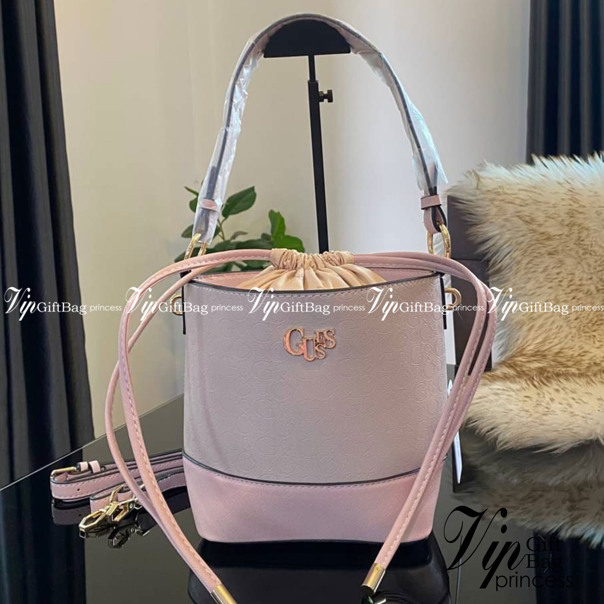 Guess Agata Bucket Handbag กระเป๋ารุ่นใหม่ล่าสุดทรงถังสุดน่ารัก พิมพ์ลายรอบใบ วัสดุ Saffiano PU คุณภาพดี นิ่ม น้ำหนักเบา ด้านหน้าประดับด้วยโลโก้แบรนด์สวยโดดเด่น เปิด-ปิดด้วยเชือกหนังใช้หูรูดปลายเชือกประดับอะไหล่ทองสะดวกใช้ ด้านในโล่งกว้างมีช่องเล็กสำหรับใ