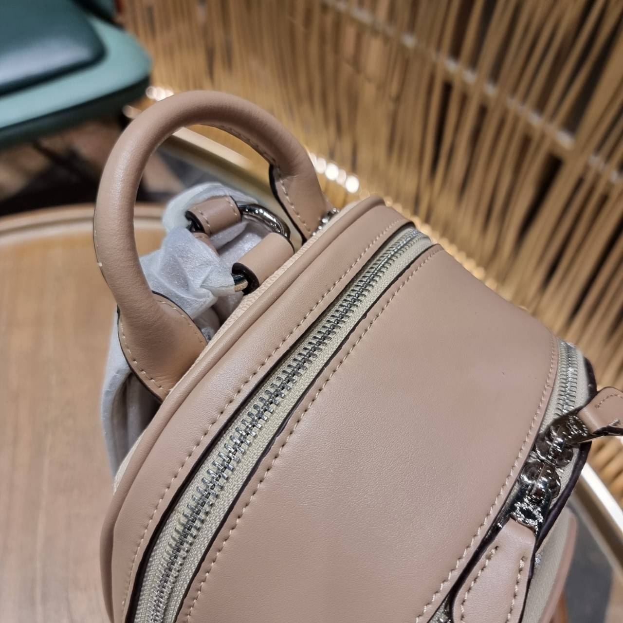 COACH 3892 DISNEY MICKEY MOUSE x COACH SIGNATURE SMALL BACKPACK เป้รุ่นลิมิเต็ดสุดหายาก!! คิ้วท์ๆ น่ารักน่าใช้มากๆ ด้วยดีไซน์ที่โดดเด่น 🎒💓 วัสดุหนังแคนวาสคุณภาพดี มีช่องซิปแยกให้หลายช่อง สายสะพายปรับได้ตามถนัด รุ่นนี้ขับผิวดีมากๆ ถ่ายรูปได