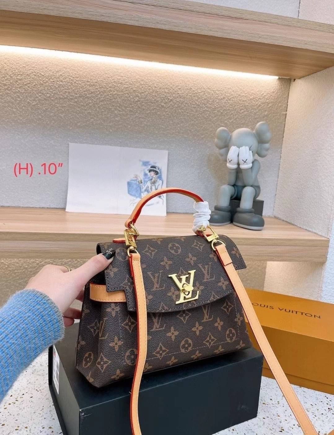 LV Cluny Monogram กระเป๋าสะพายหนังลายโมโนแกรมเปิดหน้า เป็นอีกทรงที่ขายดีมากเพราะใช้งานง่ายใช้ได้อเนกประสงค์ ด้านในกว้าง งานใช้สลับขึ้นแบบจากงานจริงเป๊ะเที่ยบเท่า แรร์ไอเท็มที่สาวๆต้องมี! มีหูจับในตัวและสายครอสบอดี้มาให้ ใช้งานง่าย เหมาะกับทุกสไตล์การแต่งต