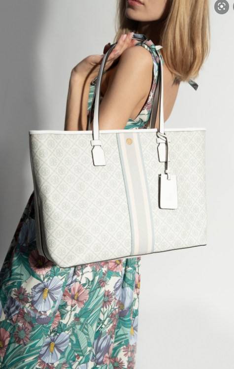 หลงรักใบใหญ่ สวยจริง ไม่จกตา สินค้าคุณภาพค่ะ💥 TORY BURCH LARGE T MONOGRAM SHOPPING BAG พร้อมส่งที่ไทย! กระเป๋าทรงshopping ใบใหญ่ใส่ได้จุ หนังแคนวาสอย่างดี ลายแบรนด์ทั้งใบ มีพวงหนังแบรนด์ห้อยด้านหน้า เพิ่มความหรูเข้ามา เปิดปิดกระเป๋าแบบซิป ภายในกว้