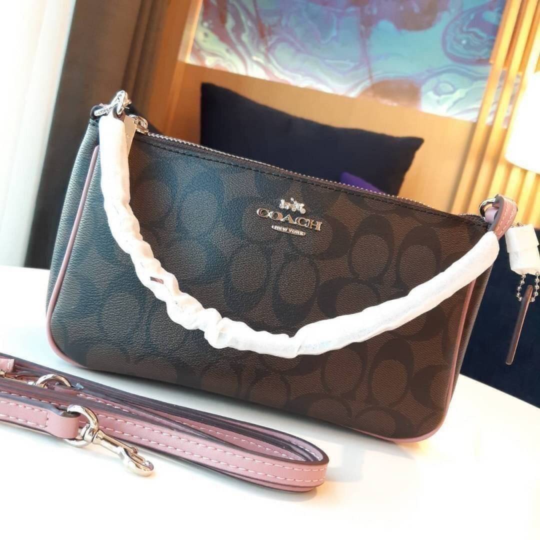 COACH F58321 TOP HANDLE POUCH อีกรุ่นฆ่าไม่ตาย!! 😎 ขายดีขายหมด ขายรวยขายปังๆ!! กระเป๋าพอชจากโค้ช ทรงใช้งานง่าย สะดวก กะทัดรัด วัสดุหนังแคนวาสเคลือบคุณภาพดี มาพร้อมสายคล้องในตัว และสายสะพาย crossbody ปรับเปลี่ยนได้ตามสไตล์ อีกหนึ่งไอเท็มที่สาวๆต้อง