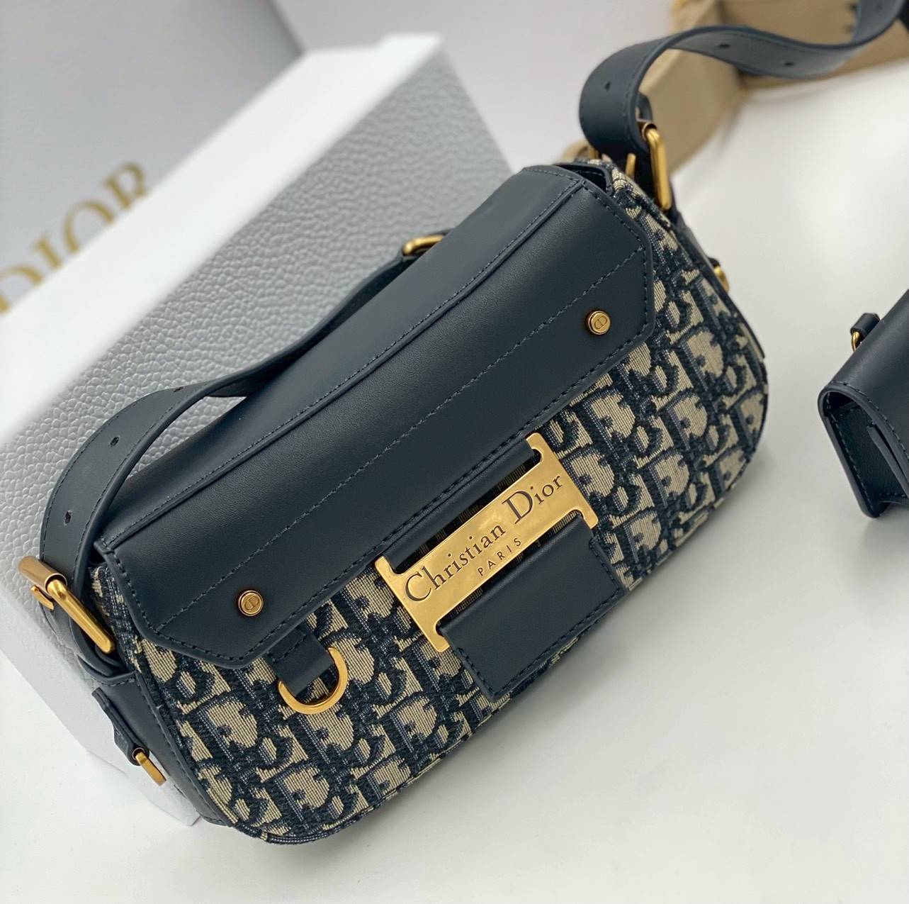 ORI หนังแท้ | DIOR Small Streetchic Bag Blue Dior Oblique Jacquard and Smooth Calfskin กระเป๋าสะพายนิยามใหม่ของดีไซน์อันเป็นเอกลักษณ์ ฝาพับแบบแม่เหล็กสีทองโบราณสลักลาย Christian Dior Paris และห่วง D-ring ทันสมัย