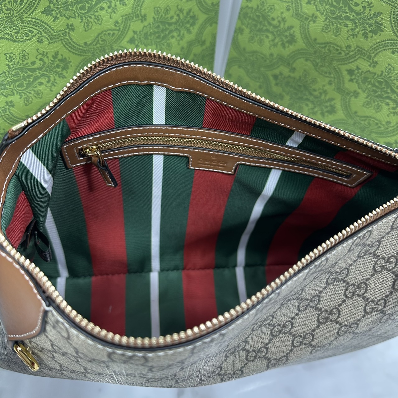 GUCCI GG Emblem medium shoulder bag กระเป๋าสะพายทรงใหม่สวยคลาสสิค พิมพ์ลายคมชัด เป็นไอเท็มต้องมีและยกเป็น everyday bag ได้เลย