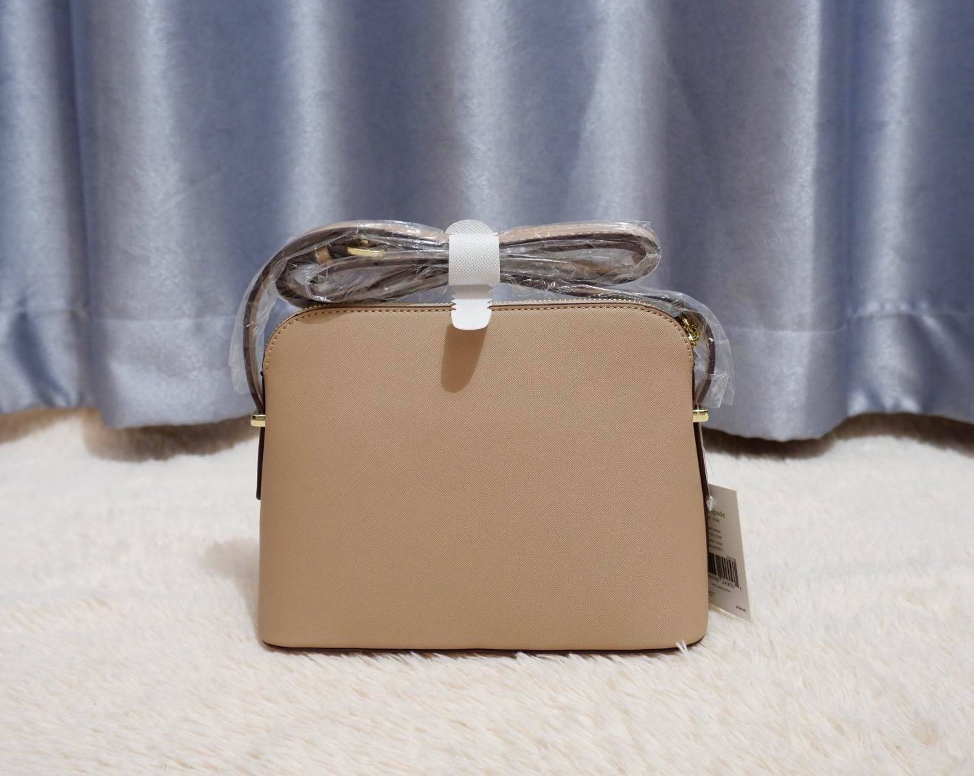 KATE SPADE CEDAR STREET MANDY แบรนด์ดังจากอเมริกาสุดฮิต กระเป๋าขนาดน่ารัก สะพายข้าง หนัง saffiano ภายในลายสวยเก๋สีทองเรียบหรู ทรงแข็งอยู่ทรง MUST HAVE!!