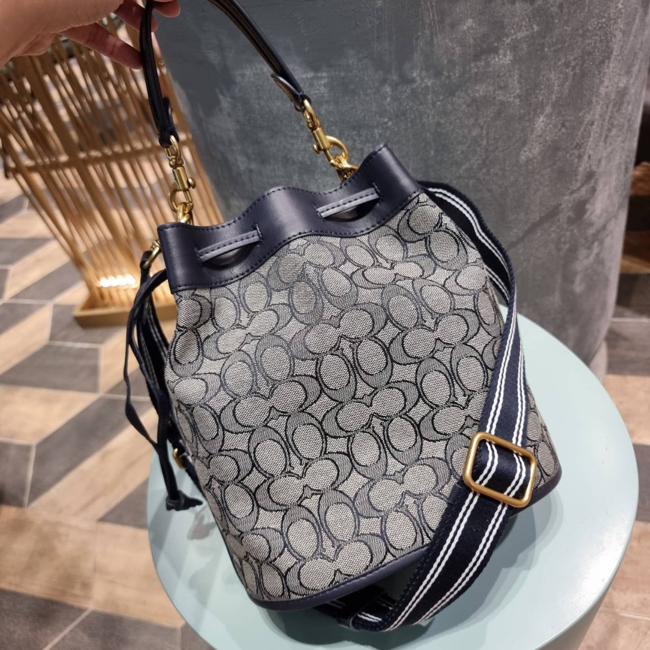 COACH C3853 FIELD BUCKET BAG IN SIGNATURE JACQUARD กระเป๋าสะพายทรงบัคเก็ต รุ่นใหม่ล่าสุด ดีไซน์ลายซิกเนเจอร์บนผ้า jacquard สวยคม เป็นเอกลักษณ์ไม่ซ้ำใคร มาพร้อมสายสะพายผ้าสปอร์ต และสายสั้นสำหรับคล้องแขนได้ สามารถรูดปิดปากกระเป๋าด้วยหนังรอบใบ เพิ่มดีเทลให้ต