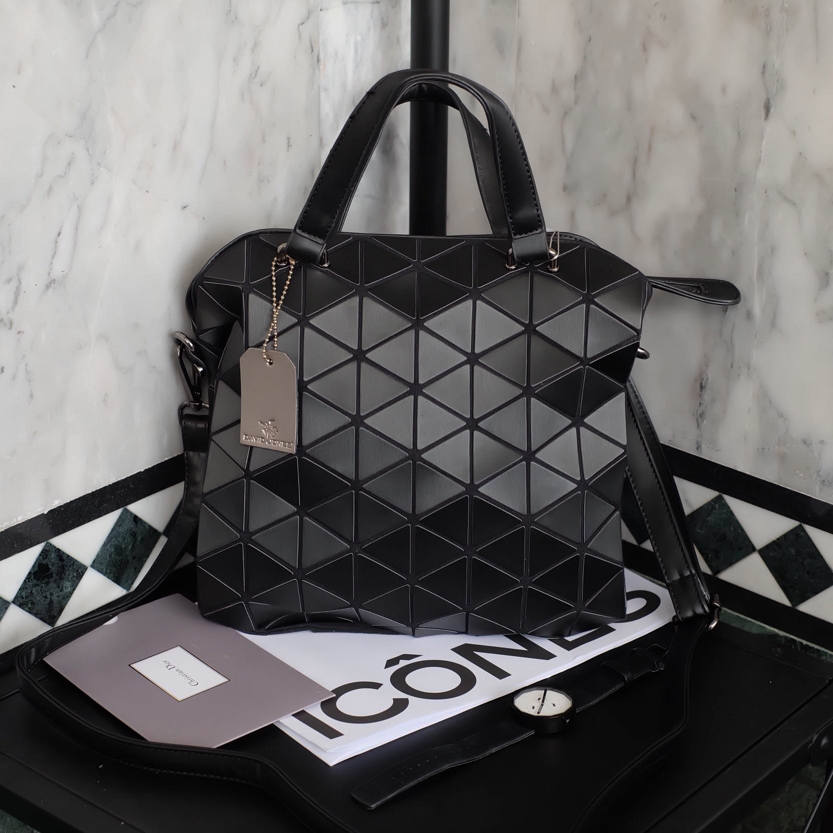 สินค้ามาใหม่ค่า สีดำด้าน สวยมากกก 💕ทรงสุดฮิตจากแบรนด์ David Jones - Matte black กระเป๋า ทรง Tote ตัวกระเป๋าเย็บติด ด้วยแผ่นอคิลิค สีดำสุดหรู ดีไซน์เกร๋ #จุดเด่นที่ น้ำหนักเบา สามารถ ถือ หรือ สะพายไหล่ได้คะ ใบใหญุจุของคุ้ม แต่น้ำหนักเบาคะ มีใบเดียว