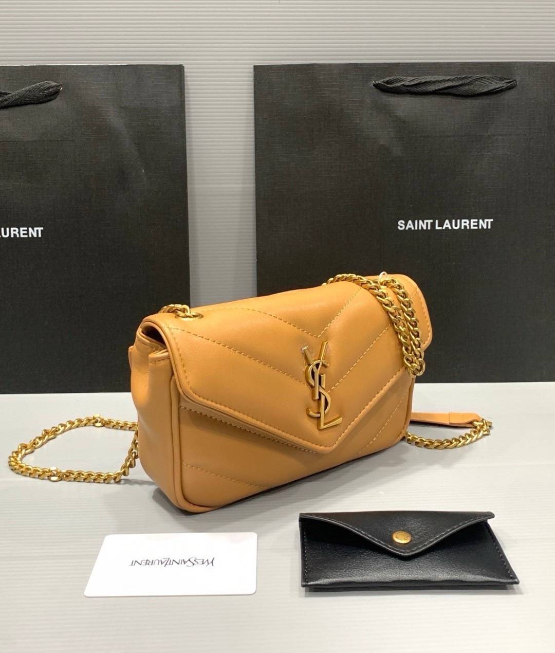 ORI | หนังแท้ 20cm YSL loulou mini in matelassé กระเป๋าสะพายทรงสวยคลาสสิค มาพร้อมใบเล็กใส่การ์ด งานหนังแท้สมผัสนุ่มมือตะเข็บเย็บลายเชฟรอนสวยเป็นเอกลัษณ์