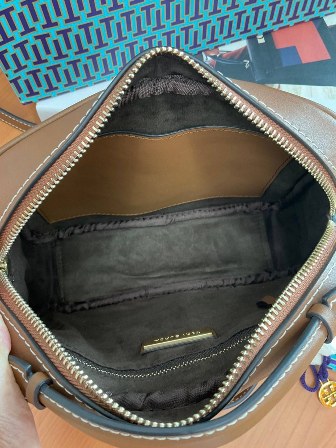 TORY BURCH T MONOGRAM JACQUARD CAMERA BAG กระเป๋าสะพาย Crossbody วัสดุหนังวัวแท้ การออกแบบเรียบง่าย ยังคงความหรูหราเอาไว้ โดดเด่นด้วยลวดลาย T Monogram มาพร้อมสายสะพายยาวแบบสปอร์ต ถอดออกได้ สายปรับระดับได้ ตอบสนองการใช้งานได้ดี มีหูหิ้วด้านบนสามารถใช้งานได