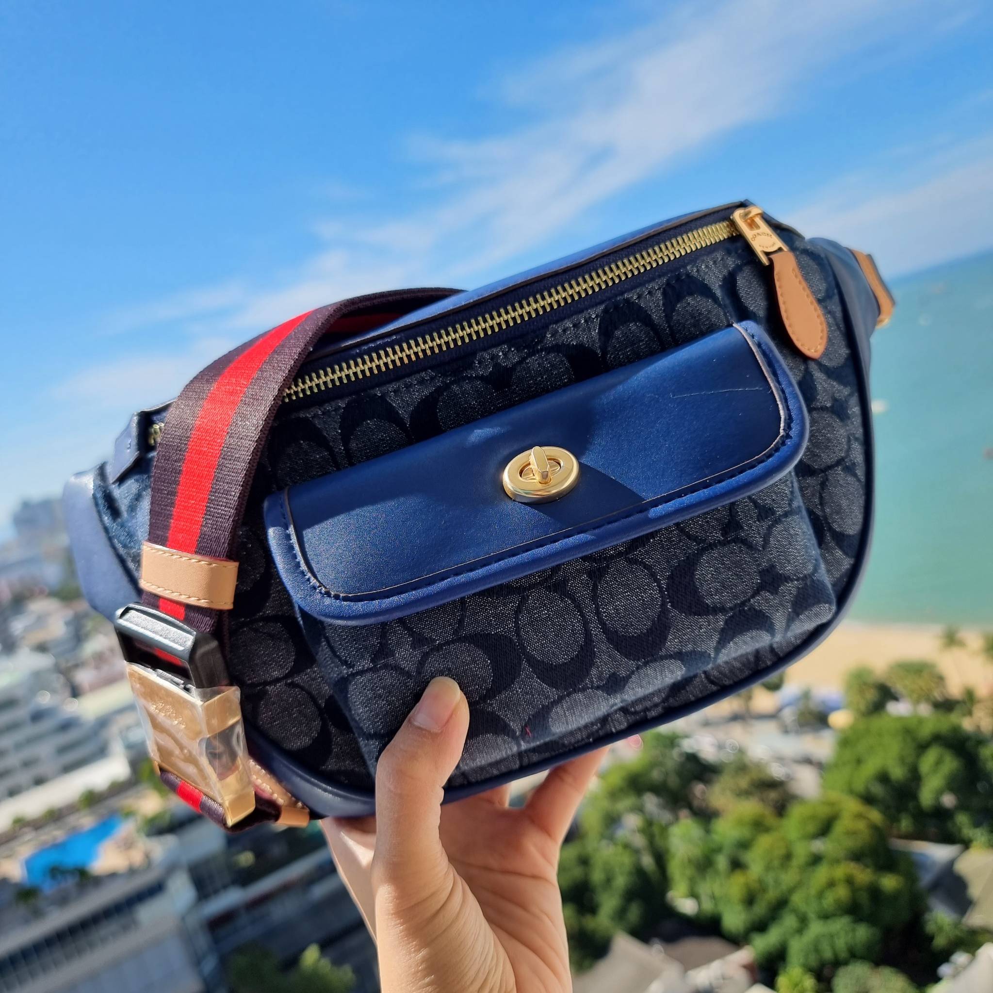 OUTLET 】COACH C4035 HERITAGE BELT BAG IN SIGNATURE CHAMBRAY ใหม่ล่าสุด กระเป๋าคาดอกสุดชิคสำหรับหนุ่มๆ เป็นดีไซน์กึ่งสปอร์ตที่ดูหรูมากๆ แพทเทิร์นเป็นที่ใช้งานง่าย วัสดุผ้าแชมเบรย์สลับหนังแท้ ไม่หนาไม่บางจนเกินไป มีช่องด้านหน้า และซิปหลัก ภายในโล่งกว้าง จุข