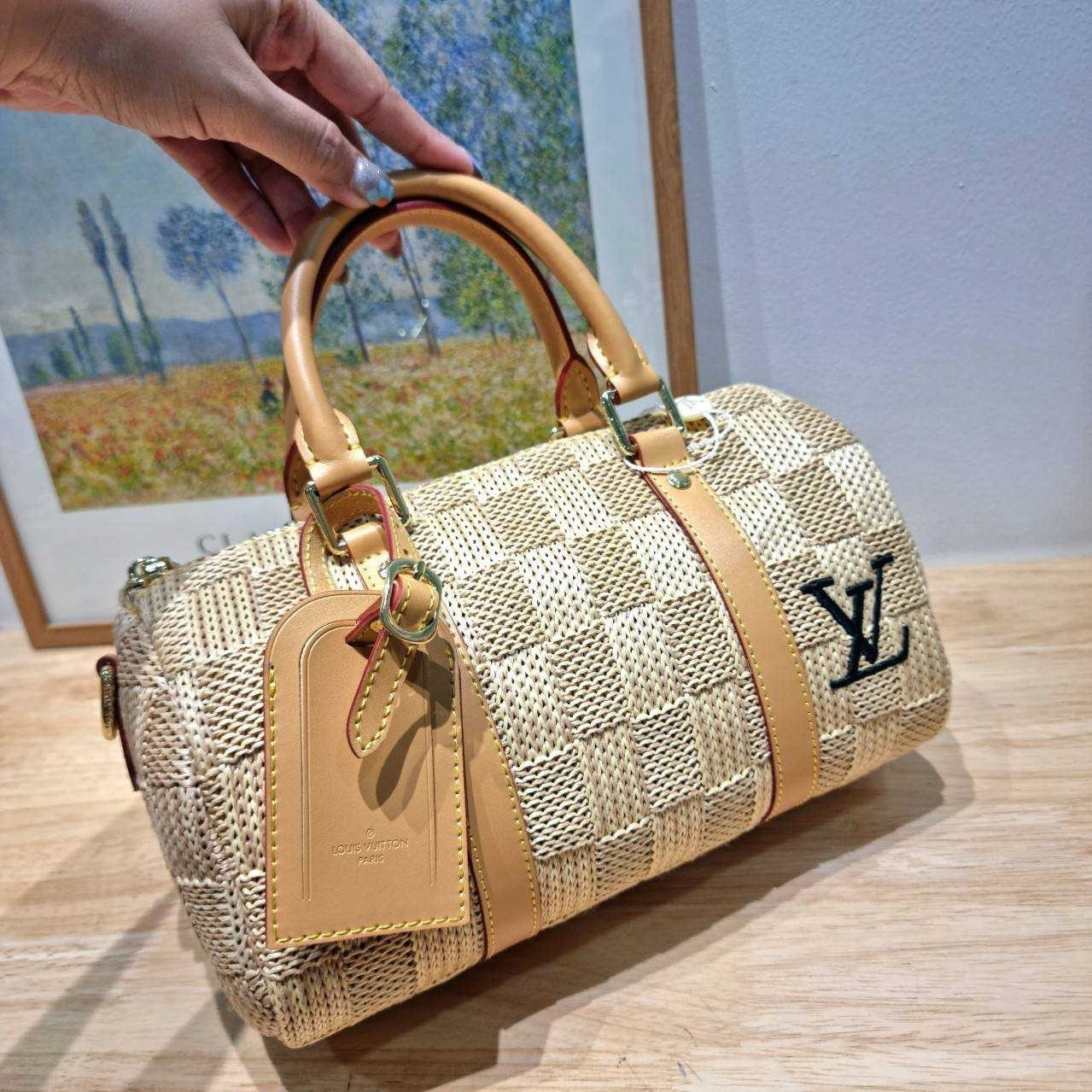 LV Keepall Bandoulière 25 / Lv bandouliere sunset bag กระเป๋าทรงหมอนสวยเก๋ ดีไซน์เริ่ดไม่ซ้ำใคร ลวดลายเอกลักษณ์ถักทอด้วยวัสดุรักษ์โลกดูดีมากๆ