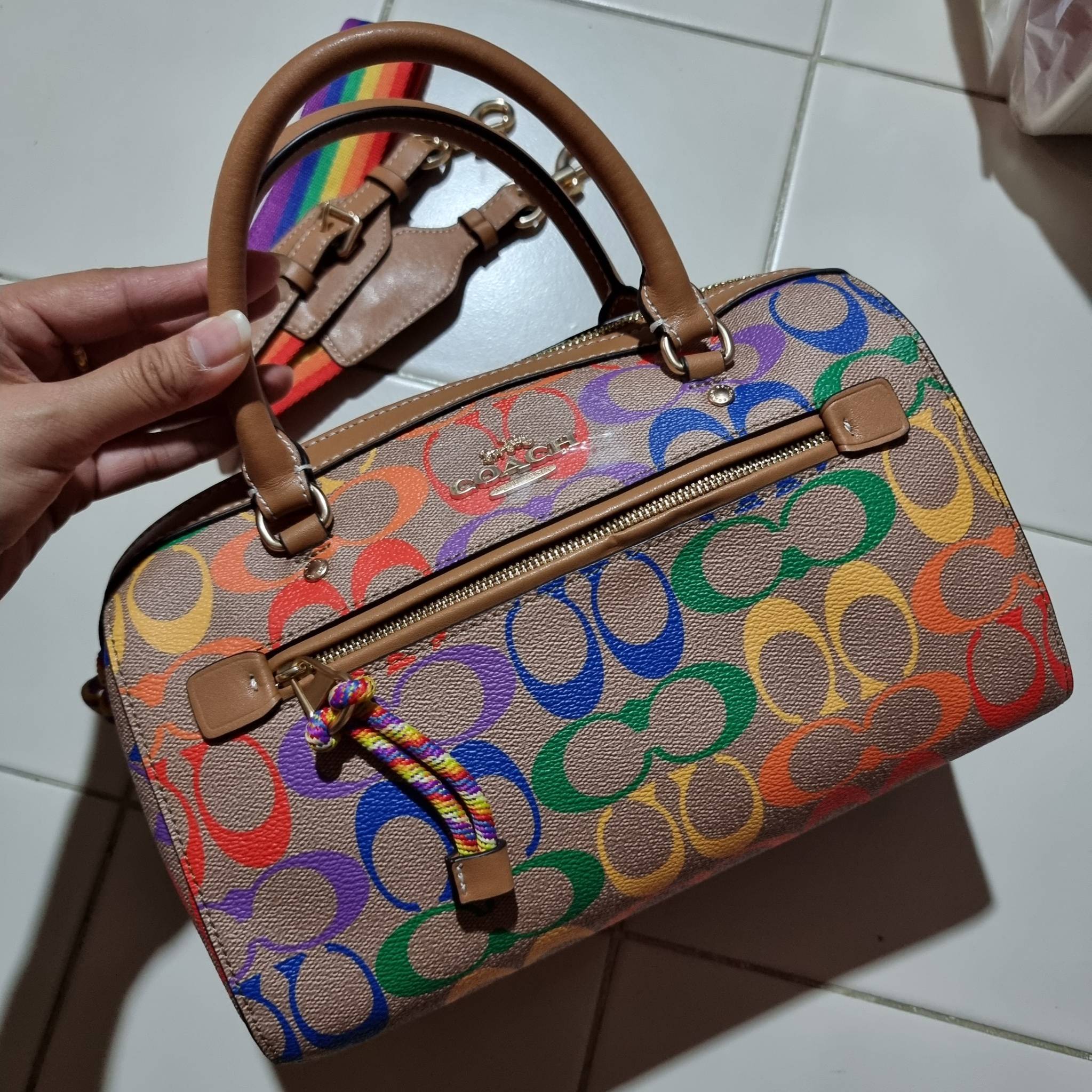 COACH C4396 ROWAN SATCHEL IN RAINBOW SIGNATURE CANVAS กระเป๋าทรงหมอนยอดฮิต คอลเลคชั่นที่สวยโดดเด่น ด้วยดีไซน์เรนโบว์ สดใส!! รูปทรงสวยงาม คลาสสิค และใช้งานได้อย่างกระฉับกระเฉง วัสดุหนังแคนวาสเคลือบลาย ทนทาน ภายในโล่งกว้าง มีช่องซิปและแบ่งสัดส่วนได้ลงตัว บอ