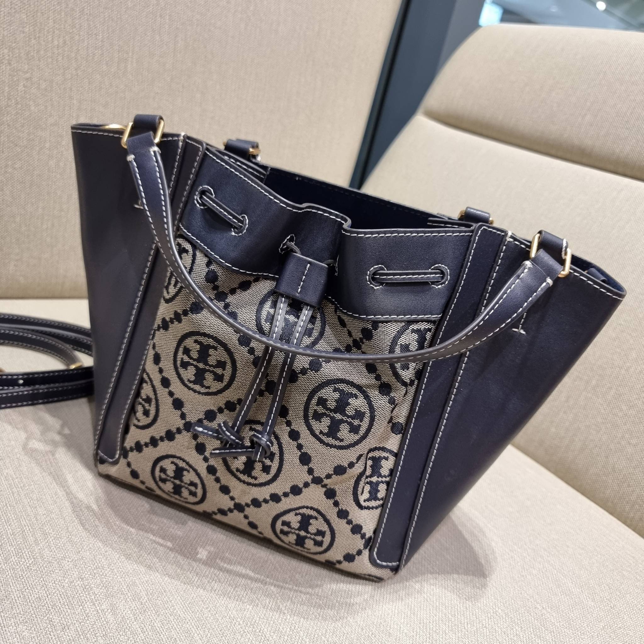 TORY BURCH MCGRAW DRAGONFLY IN MONOGRAM JACQUARD / Tory burch bucket สวยก่อนใคร ไม่ต้องพรีฯ กับกระเป๋าลายโมโนแกรมยอดฮิต ที่มาในรูปทรงดีไซน์ใหญ่ สวยเก๋ ไม่เหมือนใคร ไม่มีซ้ำ!! ใช้งานได้สะดวกด้วยหูจับในตัว และสายสะพายข้างเอามาปรับใช้สะพายได้ตามชอบ ด้านหน้าต