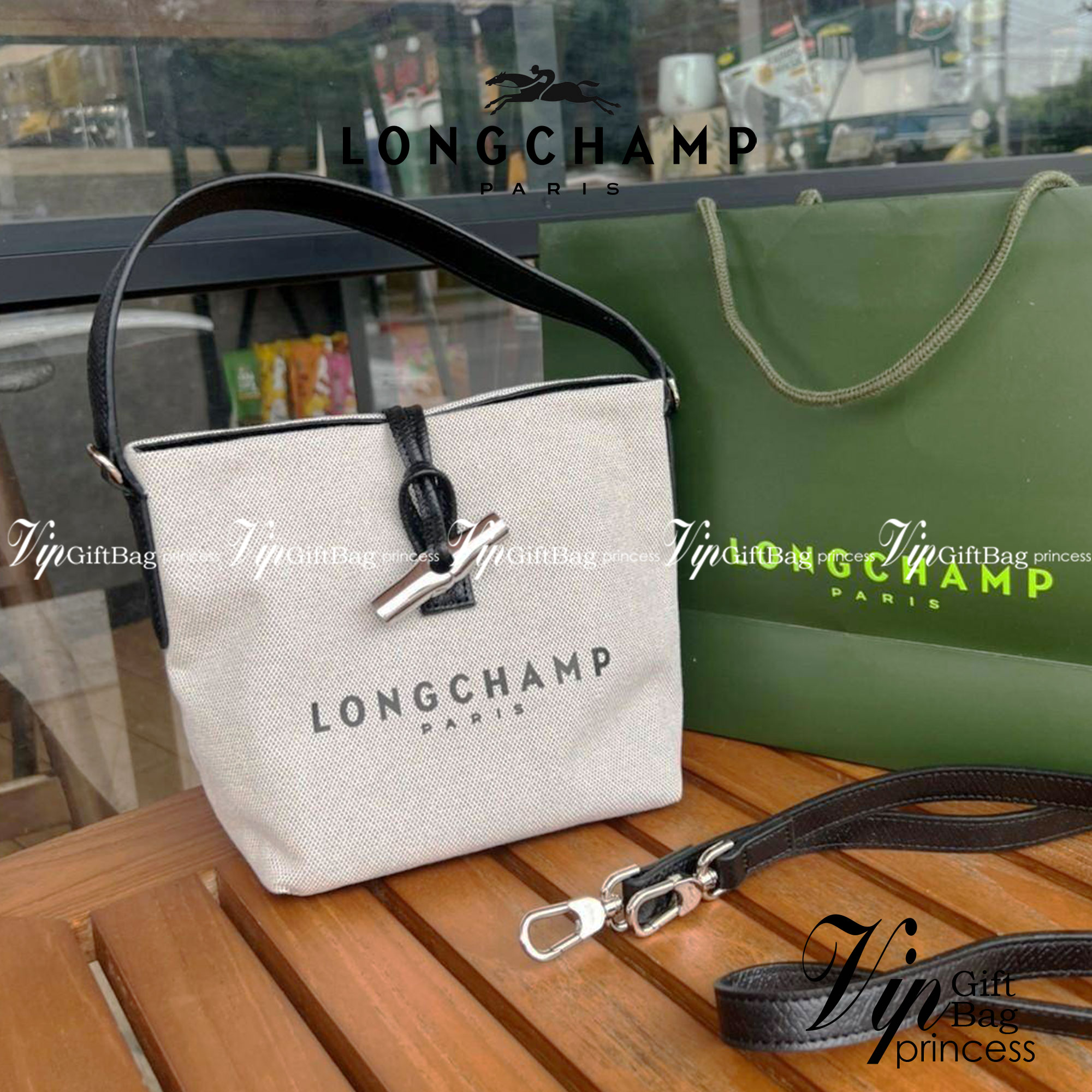 LONGCHAMP Roseau Bucket Bag กระเป๋าทรงถัง ถือหรือสะพายไหล่ได้ วัสดุผ้าฝ้าย แต่งหนังวัวลายนูน มีซับใน ด้านในกระเป๋าซิป1 กระเป๋าเล็ก1 อะไหล่เงิน มีสายยาวถอดสายได้ ปรับระดับไม่ได้ ดาราเซเลปใช้เพียบ รุ่นเดียวกับคุณแอนใช้ Hot Item!!!! ใบจริงสวยมากน้ำหนักเบา จุ