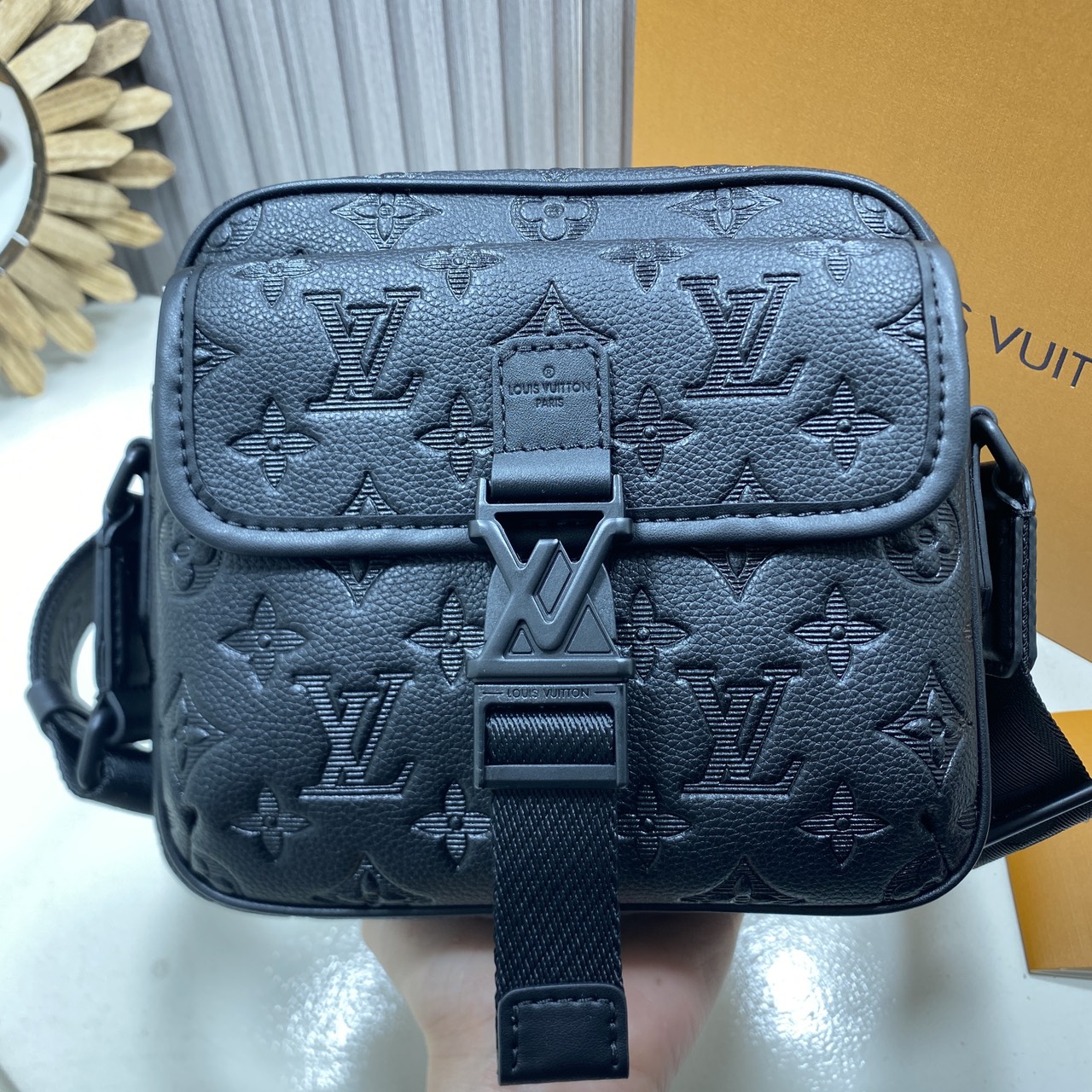 TOP ORI หนังแท้ | LV Getaway Messenger Bag กระเป๋าสะพายทรงแมสเซนเจอร์ ขนาดกะทัดรัดเพรียวบางตอบโจทย์การใช้งานเป็นได้ทั้งกระเป๋าเพาช์และกระเป๋าแมสเซนเจอร์ งานหนัง Monogram Shadow ผสานการประทับลาย Monogram อย่างกลมกลืน