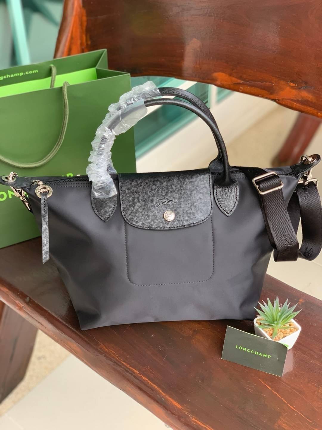 ของแท้ 💯% Longchamp LE PLIAGE NÉO TOP HANDLE BAG (small size) อีกหนึ่งรุ่นยอดนิยม ที่สาวๆ ต้องมีไว้เก็บไว้สักใบ กระเป๋าโท้ทใบนี้ มาพร้อมกับสีที่มีสไตล์เรียบง่าย