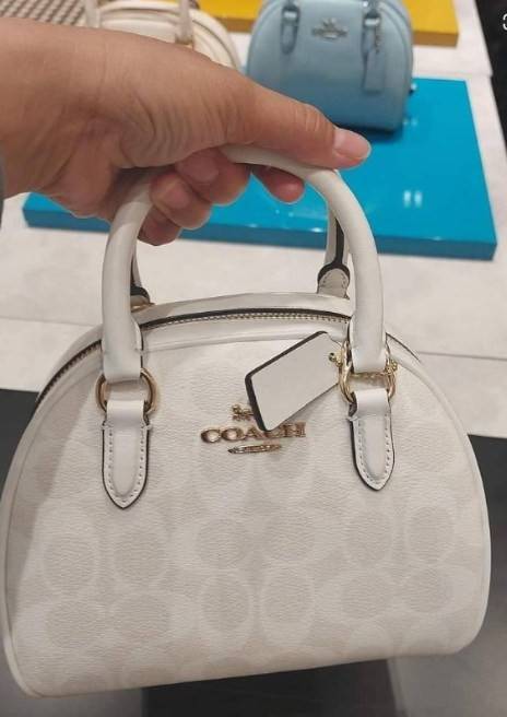 COACH SYDNEY SATCHEL BAG CA202 CA591 CB596 ใหม่ล่าสุด กับคอลที่สาวๆต้องหลงรัก กระเป๋าสะพายทรง satchel ที่มีรูปทรงดึงดูดสายตา สวยแรกเห็น วัสดุหนัง crossgrain พร้อมหูจับในตัว เปิด-ปิดด้วยซิป ภายในโล่งกว้าง ขนาดกำลังดี มีสายครอสให้ ปรับได้ตามชอบ ใบจริงลูกคุณ