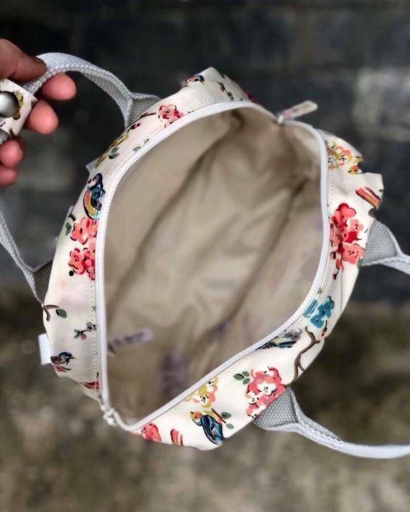 Cath Kidston Multi Strap Backpack กระเป๋าสะพายเป้รุ่นมินิ แบรนด์ดังสไตล์วินเทจสุดฮิต วัสดุ Canvas เคลือบกันน้ำสามารถเช็ดทำความสะอาดง่าย เปิดปิดกระเป๋าด้วยซิปสะดวกใช้ ด้านหน้าประดับโลโก้แบรนด์สวยโดดเด่น พร้อมช่องซิปด้านหน้ากระเป๋าอีกหนึ่งช่องใช้งาน ด้านในโ