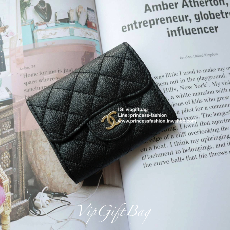 พร้อมส่งที่ไทยแล้วค่ะ♡♡ กับ กระเป๋าสตางค์แบบพับใบสั้น แนะนำรุ่นนี้คะ งานพรีเมี่ยมกิ้ฟท์จากเค้าเตอร์ต่างประเทศ **ทรงขายดี หนังสัมผัสลายด้าน จากแบรนด์ CHANEL (GWP) ด้านหน้ามีโลโก้แบรนด์ CC สีทองหรู **อะไหล่สีทองทั้งใบ เปิดปิดด้วยกระดุม ปั้มทอง