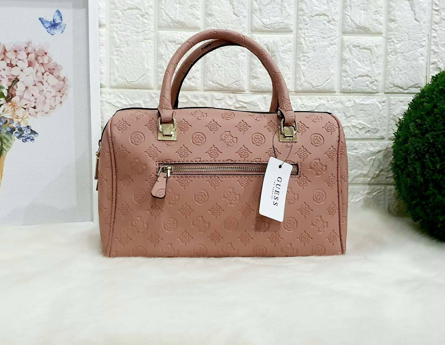 Guess Peony Classic Box Satchel คอลเลคชั่นใหม่สวยหรูจาก Guess กระเป๋าสะพายหนังนิ่มปั๊มแบรนด์รอบใบ ขนาดกำลังดี ฐานกระเป๋ามีหมุดรองฐานกันรอย หัวซิปปั๊มแบรนด์ ภายในกว้างจุของได้เยอะ มาพร้อมสายปรับและถอดออกได้ พร้อมส่ง 4 สี สวยทุกสี พลาดไม่ได้กับสาวยุคใหม่เลย