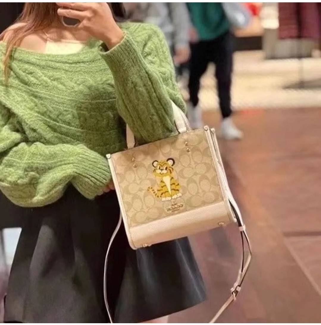 COACH C7001 DEMPSEY TOTE 22 IN SIGNATURE CANVAS WITH TIGER 🐯🐯 คอลเลคชั่นฉลองปีเสือต้องมาจ้า กับรุ่นคลาสสิค กระเป๋าทรงโท้ท ขนาดน่ารักน่าใช้มากๆ ดีไซน์น้องเสือจิ้มลิ้มดึงดูดสายตามากๆ ฟังก์ชั่นการใช้งานสะดวก มีทั้งสายคล้องในตัว และสายครอสบอดี
