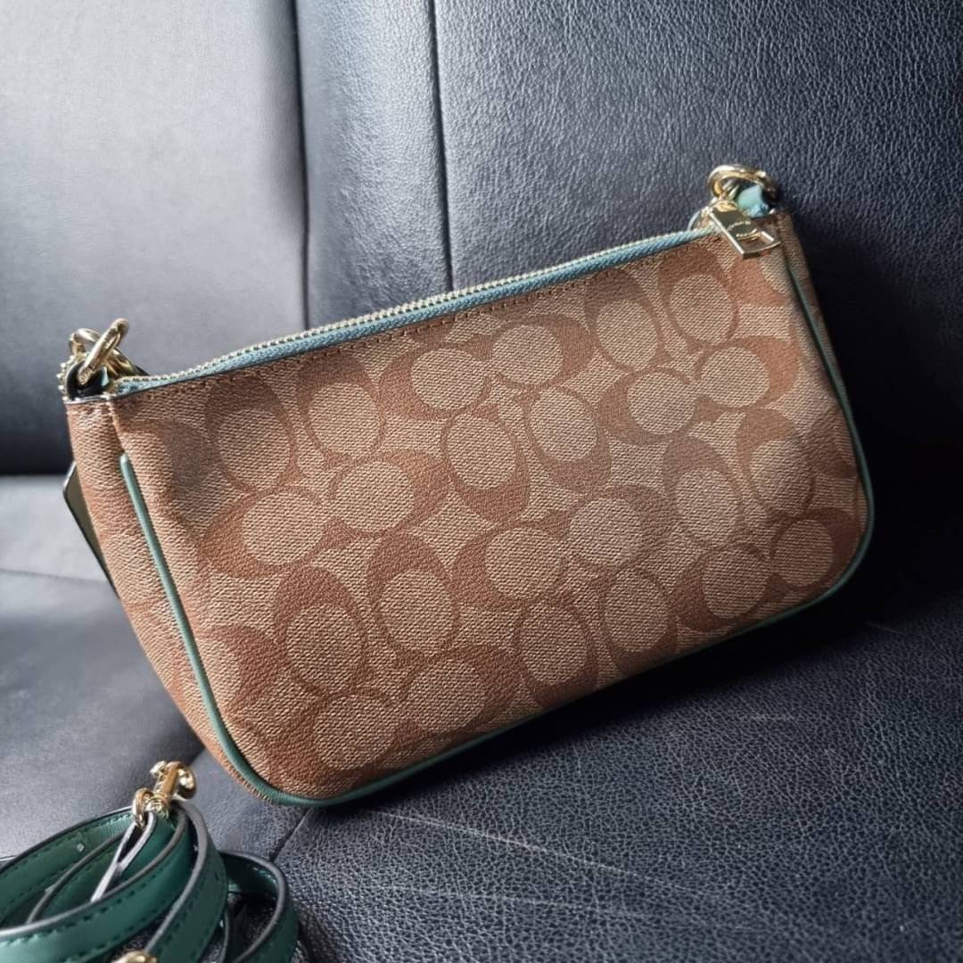 COACH F58321 TOP HANDLE POUCH อีกรุ่นฆ่าไม่ตาย!! 😎 ขายดีขายหมด ขายรวยขายปังๆ!! กระเป๋าพอชจากโค้ช ทรงใช้งานง่าย สะดวก กะทัดรัด วัสดุหนังแคนวาสเคลือบคุณภาพดี มาพร้อมสายคล้องในตัว และสายสะพาย crossbody ปรับเปลี่ยนได้ตามสไตล์ อีกหนึ่งไอเท็มที่สาวๆต้อง