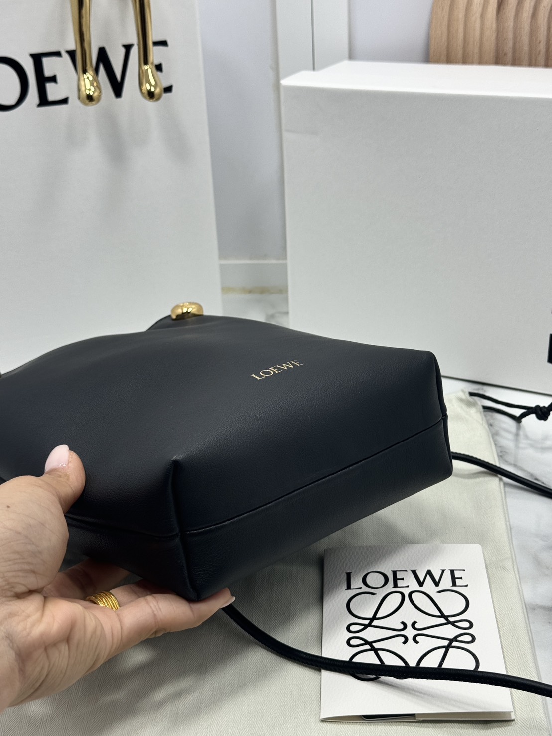 ORI หนังแท้ | LOEWE pebble pouch in smooth กระเป๋าทรงโท้ทดีไซน์คลาสสิค เรียบง่ายแต่ดูแพง มีระดับสุดๆ แต่งหมุดปั้มโลโก้แบรนด์สีทองสวยโดดเด่น เหมาะเป็นไอเท็ม everyday bag จริงๆ