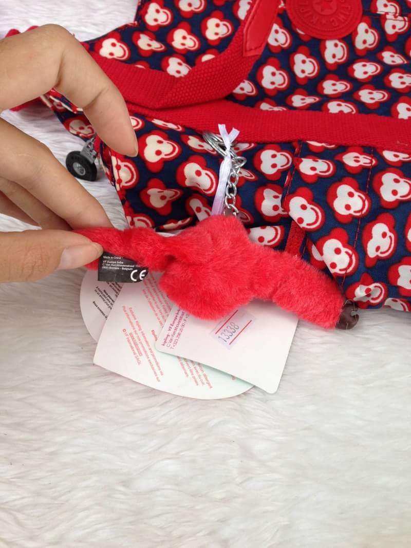 Kipling รุ่น Cicele กระเป๋าสะพายไหล่ใบใหญ่ สวยน่ารัก ตัวกระเป๋าด้านในเป็นช่องโล่งแบบปิดเปิดด้วยซิป มีช่องซิปด้านใน ด้านข้างกระเป๋า มี 2 ช่อง ปิดเปิด ด้วยเทป พร้อมที่ใส่โทรศัพท์ ปากกา และ MP 3 ในส่วนด้านใน และ ด้านข้างกระเป๋า ซ้าย-ขวา เป็นช่องขนาดเล็กสำหรั